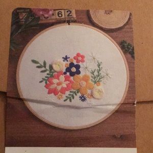 Embroidery craft set, floral embroidery kit, NWT